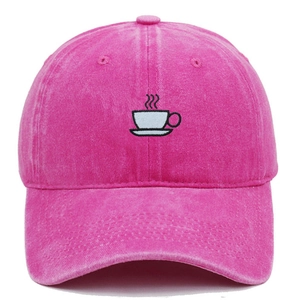 Gros plan détaillé de la broderie tasse à café sur casquette en coton rose délavé