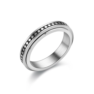 Détail macro d'une bague rotative argentée avec texture géométrique à points industriels