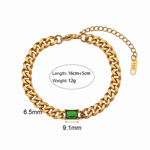Dettaglio del bracciale a catena cubana dorata con zircone verde e specifiche del marchio 18K
