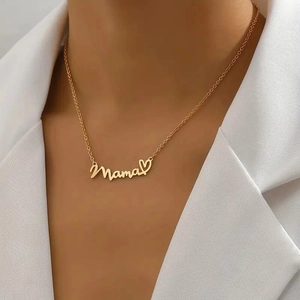 Dettaglio ravvicinato della collana Mama dorata con cuore sul collo