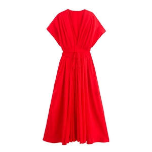 Robe midi rouge élégante à col en V profond avec taille ajustée et jupe plissée sur blanc