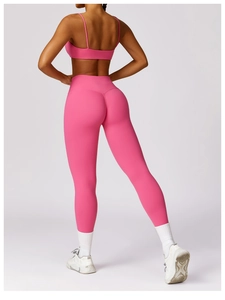 Nahaufnahme von rosa Yoga-BH und Leggings zeigt elastisches Material und Passform im Detail
