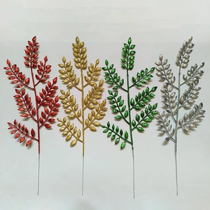 Dettaglio di quattro rami di foglie artificiali glitterate nei colori rosso, oro, verde e argento