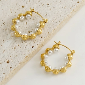 Boucles d'oreilles créoles vagues en plaqué or 18k avec perles blanches pour femme