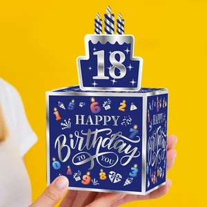 Detalle de caja azul de regalo para 18 cumpleaños con adorno para tarta Happy Birthday
