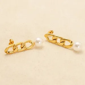 Élégantes boucles d'oreilles en acier doré 18K avec chaîne cubaine et perles blanches