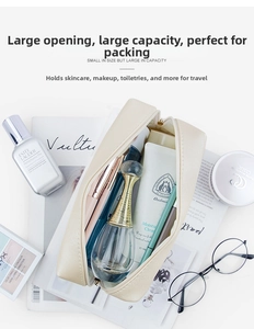 Beauty case beige in pelle PU con ampia apertura contenente vari prodotti per la pelle