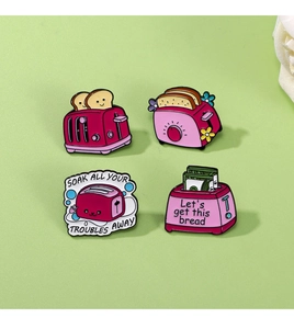 Nahaufnahme von vier rosa Toaster-Emaille-Pins mit Zitaten auf grünem Hintergrund