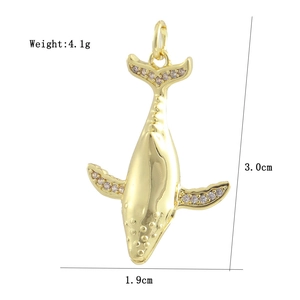 Détail d'un pendentif baleine en or 18 carats avec zircons et dimensions affichées