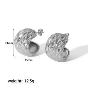 Détail des boucles d'oreilles en C à motif matelassé de 21mm en acier inoxydable poli