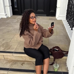 Women's chic short wool jacket in coffee brown with turn-down collar for casual style