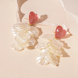 Boucles d'oreilles cœur rouge avec pétales blancs et détails dorés pour femme