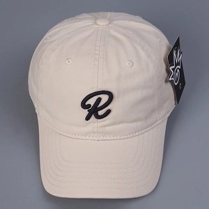 Primer plano de gorra de béisbol de algodón crema con logo R bordado en negro de calidad.