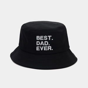 Détail d'un chapeau bob en coton avec coutures parallèles et logo Best Dad Ever imprimé
