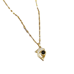 Collier dauphin en titane doré avec micro-pavage de cristaux et pierre de projection centrale