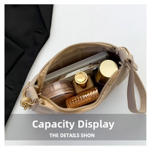 Draufsicht der gesteppten beige Tasche mit großem Innenraum für Handy und Kosmetika