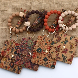 Set de cuatro tarjeteros de corcho floral con llaveros de pulsera de cuentas de silicona
