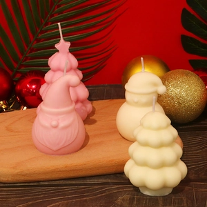 Detail van kerstboom en sneeuwpop geurkaarsen op een feestelijk houten dienblad decor