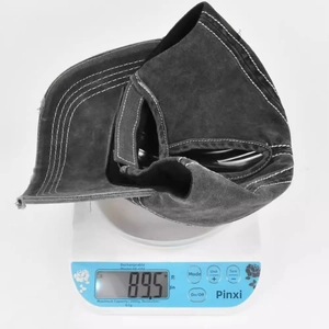 Close-up of a vintage black baseball cap on a scale showing 89.5g net weight