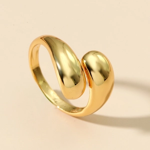 Anello regolabile minimalista dorato con design incrociato a goccia e finitura lucida a specchio