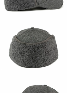 Detalle de la mezcla de lana y el forro polar grueso de la gorra de béisbol de invierno