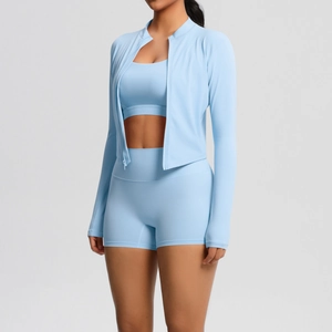 Ensemble de yoga bleu clair 3 pièces avec veste zippée ajustée, débardeur et short de sport