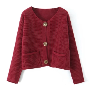Dettaglio cardigan in maglia bordeaux con bottoni dorati vintage e doppie tasche