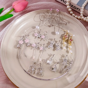 Lot de boucles d'oreilles lapin rose et cœur sur une assiette blanche décorée