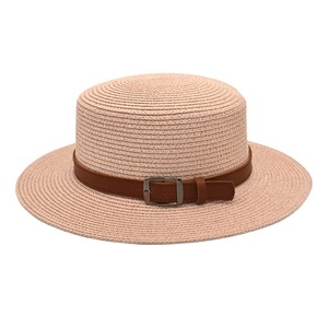 Vista lateral del sombrero de paja rosa con hebilla decorativa de cuero marrón