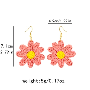 Détail de boucles d'oreilles marguerites tissées roses avec dimensions 7,1cm par 4,9cm et 5g