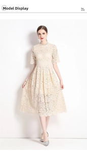 Detail der eleganten beigen Spitzenstickerei und des floralen Lochmusters am Kleid