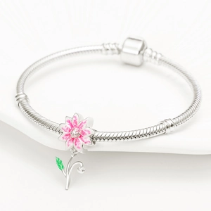 Detalle de pulsera de cadena de serpiente con flor de esmalte rosa y colgante de hoja