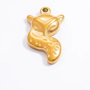 Détail d'un pendentif renard avec placage en or 18 carats poli et texture métal lisse