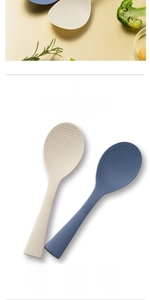 Dettaglio di cucchiai di riso in silicone alimentare con superficie strutturata antiaderente