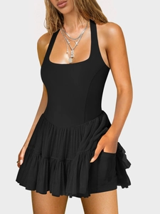 Detail eines schwarzen Tennis-Kleides mit Racerback-Top und Netzrock mit Innentaschen