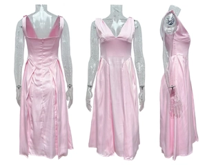 Détails de la robe longue en satin rose col V montrant la texture du tissu et le zip