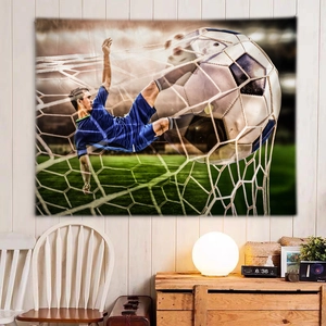 Vue détaillée d'une tapisserie de football accrochée au mur blanc au-dessus d'un meuble en bois