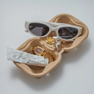 Mise à plat de bagues étoile en acier titane avec lunettes et montre dans un plateau