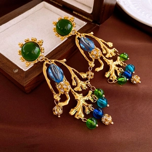 Boucles d'oreilles vintage style branche avec résine verte et cristaux sur velours