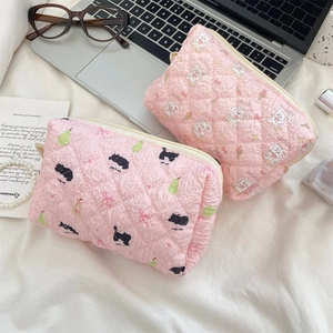 Detailansicht rosa gesteppter Kosmetiktaschen mit süßen Katzen- und Hasen-Motiven