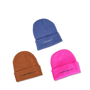 Bonnets en maille Freedom tendance en bleu, marron et rose avec broderie chic