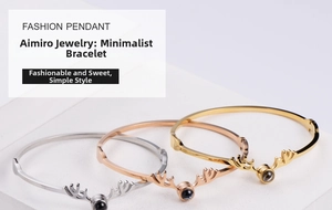 Dettaglio dei braccialetti con corna di cervo in finiture oro, oro rosa e argento