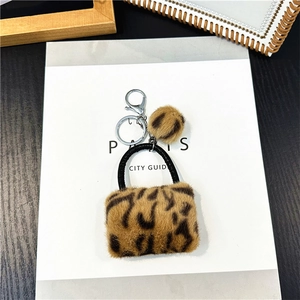 Detail von Plüsch-Mini-Taschenanhänger mit Leopardenmuster, Karabinerhaken und Bommel