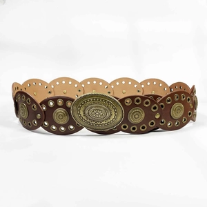 Détail de ceinture en cuir marron vintage avec œillets et boucle ovale embossée