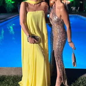 Robes longues élégantes avec robe en mousseline jaune et robe à paillettes dorées à fente