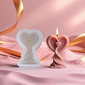 3D hartvormige kaars siliconen mal met roze geurkaars op een roze zijden achtergrond