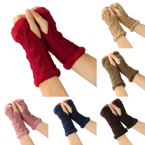 Détail de mitaines en tricot avec bordure en fausse fourrure en six couleurs d'automne