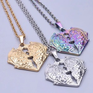 Colliers pendentifs coeur vintage avec relief floral en finitions or, argent et irisées