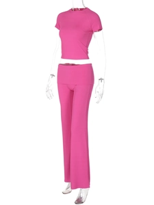 Dettaglio del tessuto a costine rosa rosso del set crop top e pantaloni a gamba larga