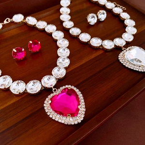 Vintage Gold Halskette und Herz Ohrringe Set mit rosa und klarem Kristallbesatz